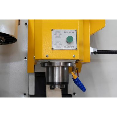 Centro vertical pequeno de trituração e de gerencio do Cnc do centro de máquina com a ferramenta 12pcs (VMC24L)